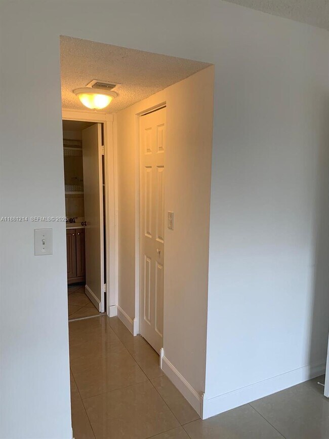 Foto del edificio - 2025 NE 164th St