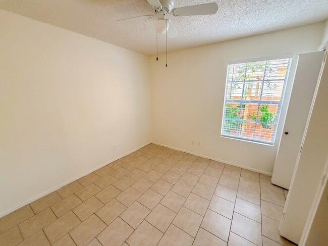 Foto del edificio - 8811 Pineridge Dr