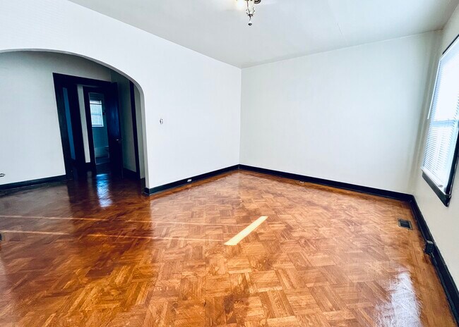 Foto del edificio - 305 W Whitney Ave