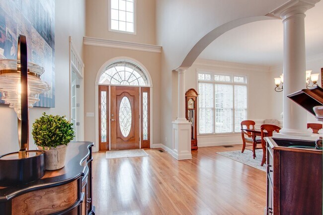 Foto del edificio - 5 Bedroom in Temple Hills! 4 Car Garage an...