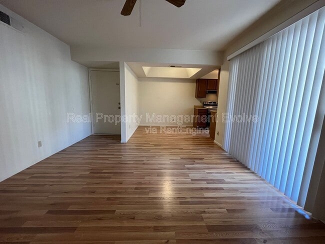 Foto del edificio - 10610 S 48th St