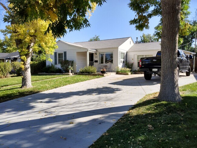 Building Photo - 2940 S Clermont Dr