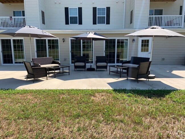 Court Yard Patio - Oak Hill Senior Apartments