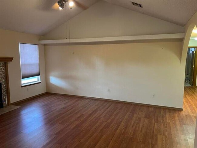 Foto del edificio - Lovely 3 Bedroom 2 bathroom home with pool