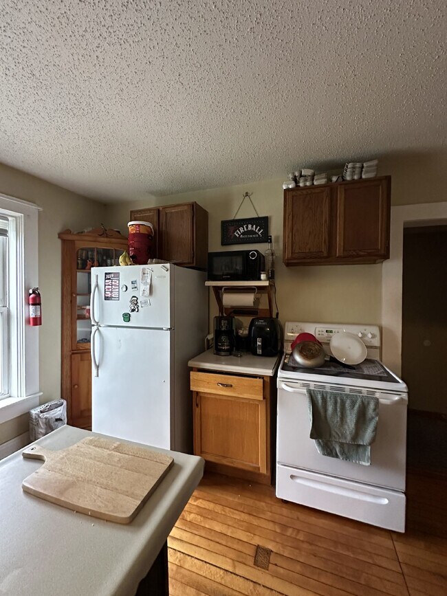 Building Photo - Amazing 3 Bed 1 Bath near UWEC! Available June 1st