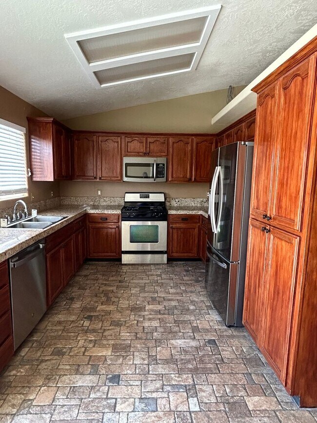 Foto del edificio - Beautiful 3 bedroom 2 bath home on large c...