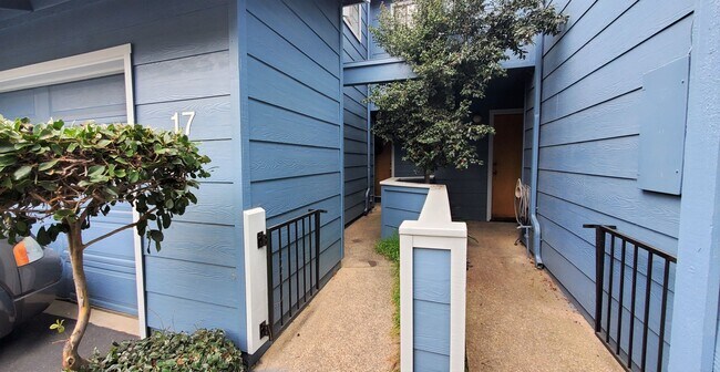 Foto del edificio - 2225 Exposition Dr