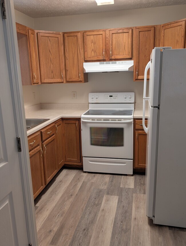 Kitchen - 138 Crestview Dr