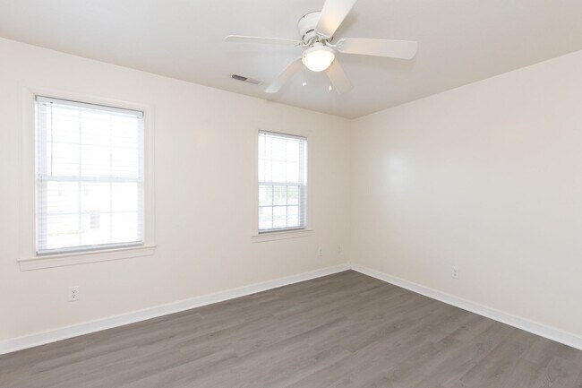 Foto del edificio - New Flooring on the first Floor!