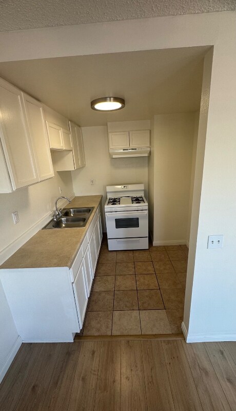 Foto del edificio - 8623 Cedros Ave