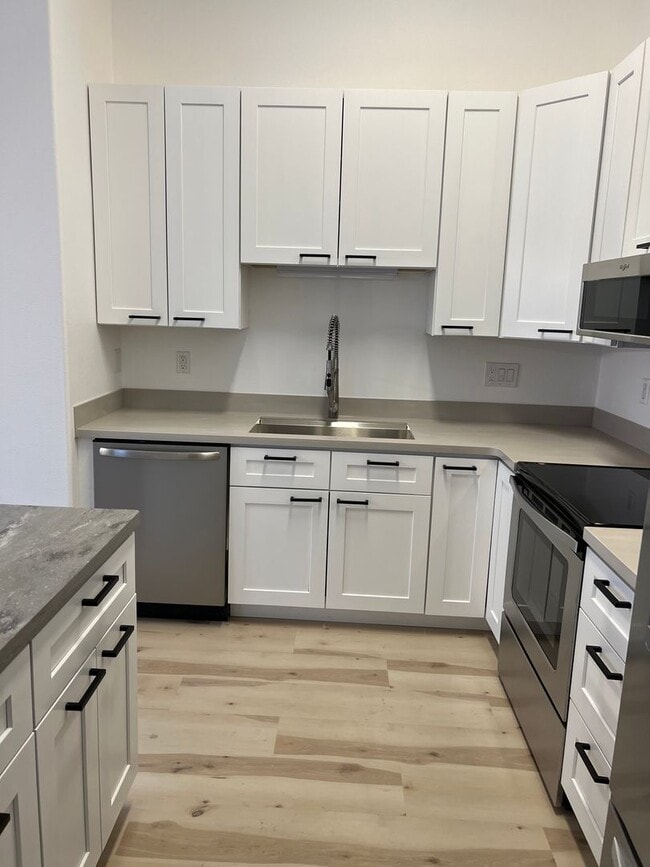 Building Photo - 3 bedroom with an Office!!!!