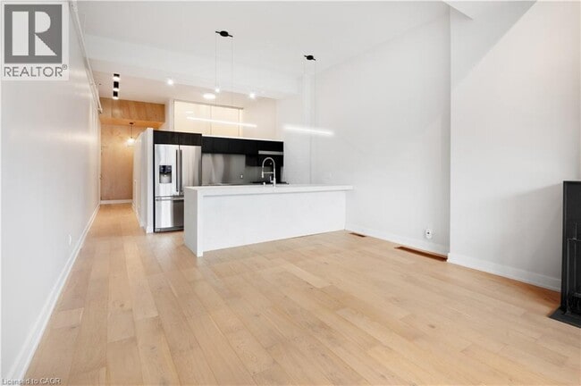 Building Photo - 676 Richmond St W