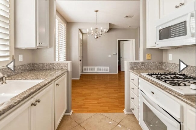 Building Photo - $2,595 - 1 Bed / 1 Bath Condo in Martiniqu...