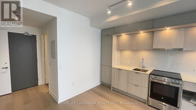 Building Photo - 448 Burnhamthorpe Rd W