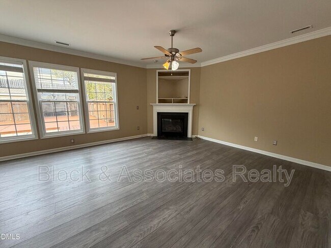 Foto del edificio - 2418 Lazy River Dr