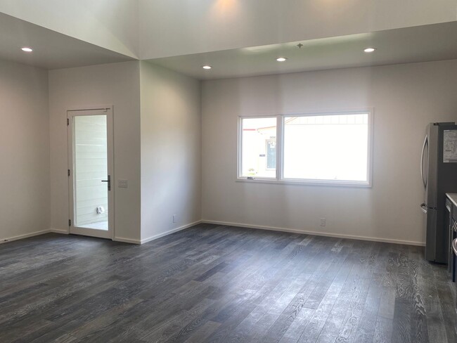 Foto del edificio - 2 BEDROOM 2 BATHROOM NEW TOWNHOME