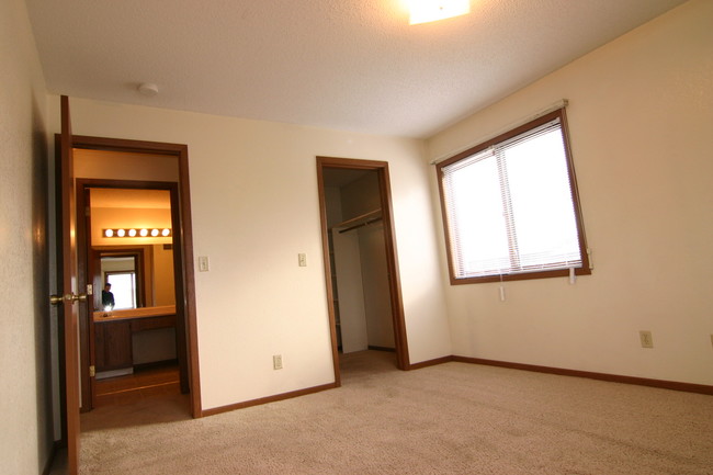 Building Photo - 3005 Woodland Ave
