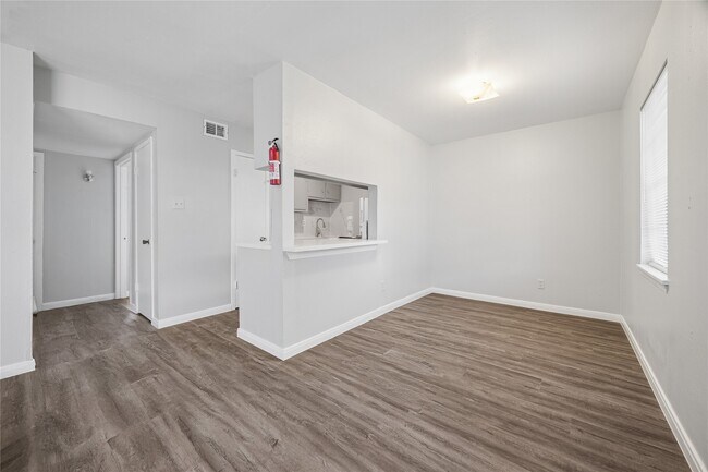 Foto del edificio - 1716 Crownover Rd