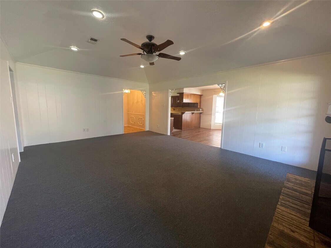 Building Photo - 302 Yorkshire Ct