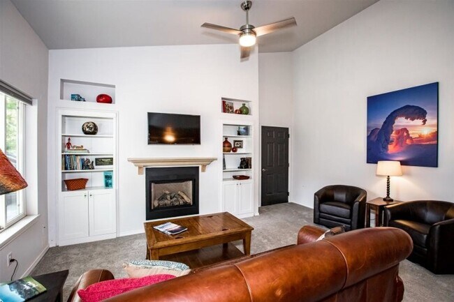 Foto del edificio - 2 bedroom Townhome close to Whitefish Lake Golf Course