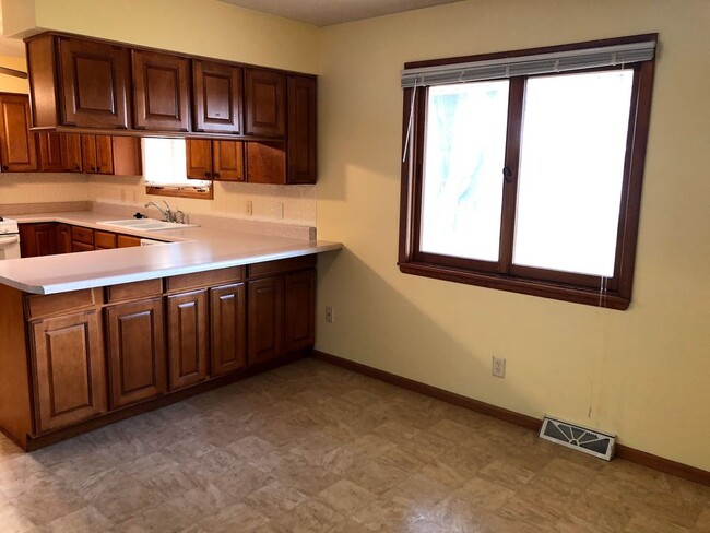 Building Photo - Beautiful 4 BR 2 bath house in Normal