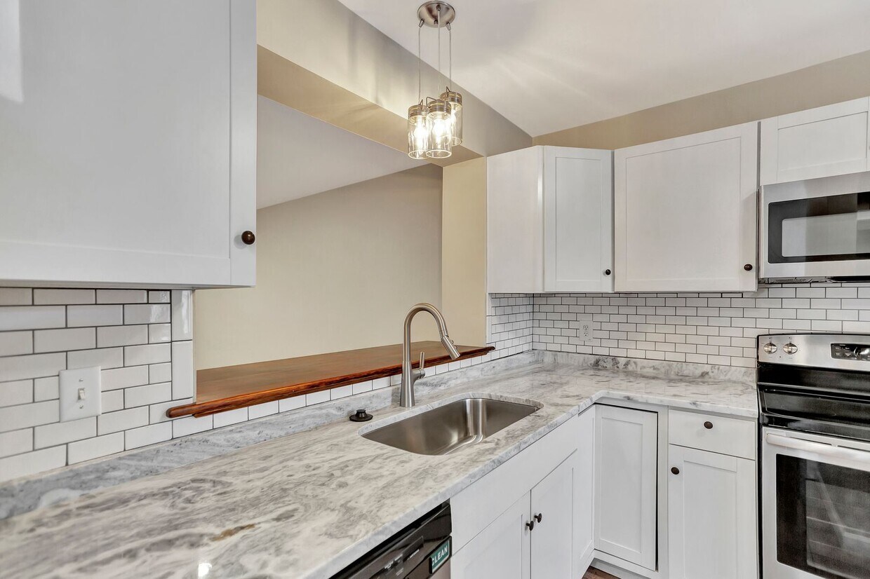 Primary Photo - Great Location! Close to Folly Beach and D...