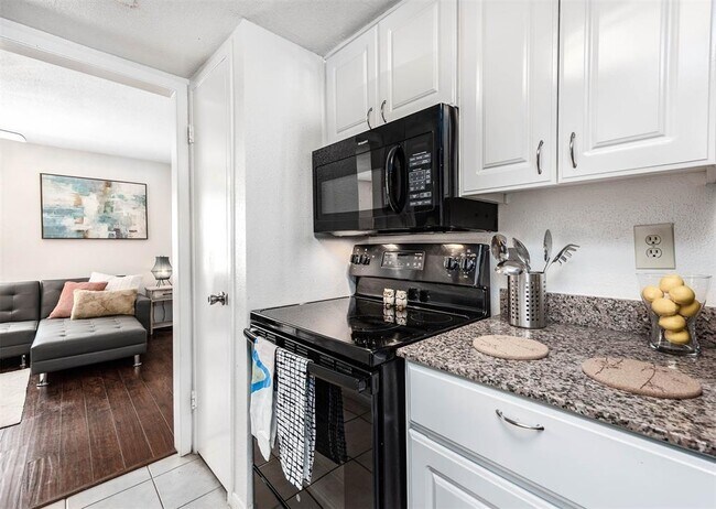 Foto del edificio - 8003 Woodway Dr