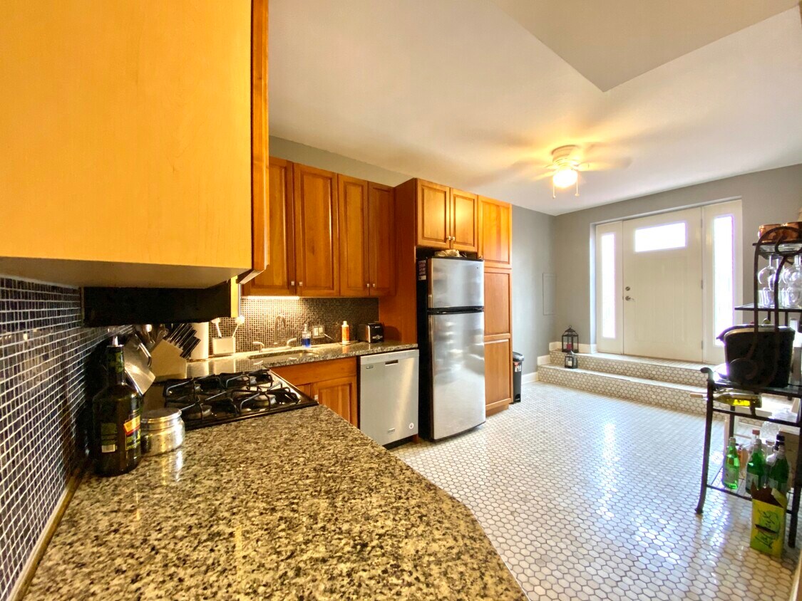 Foto principal - 925 W Belmont Ave