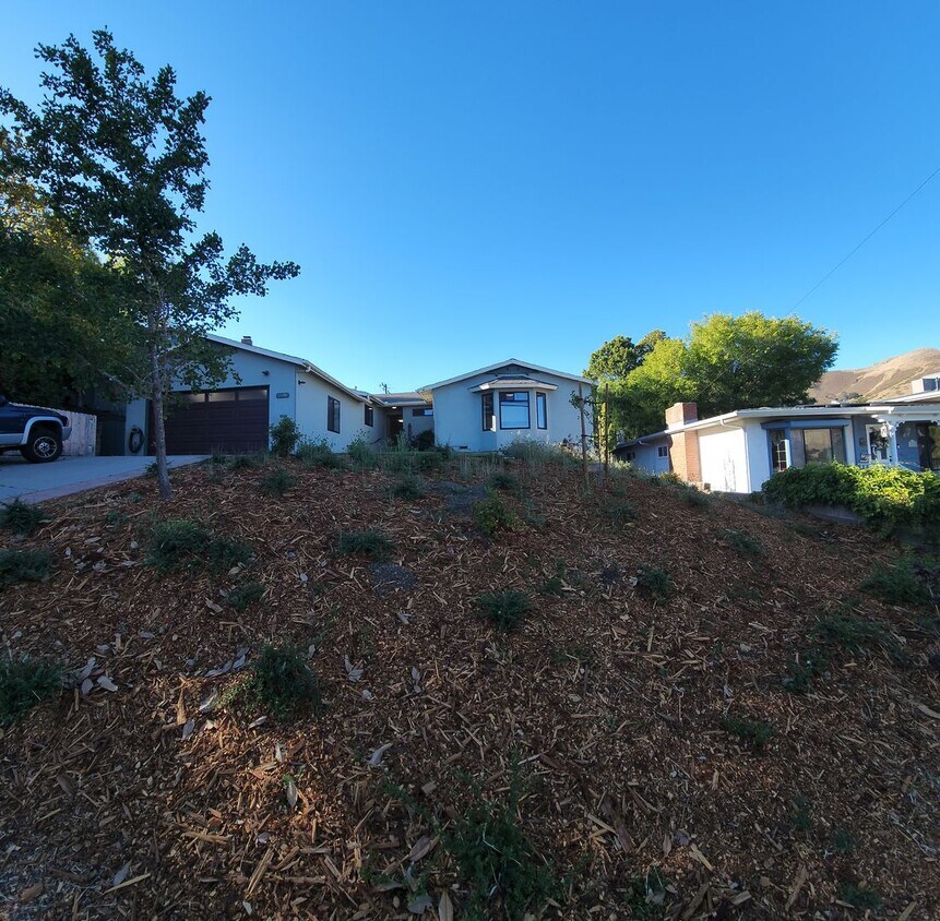 Primary Photo - 5 Bedroom 3 bathroom in close proximity to...