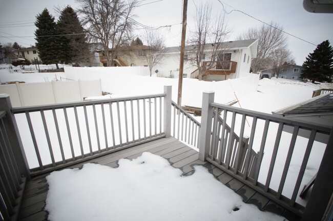 Building Photo - 3 Bed 1.5 Bath Duplex