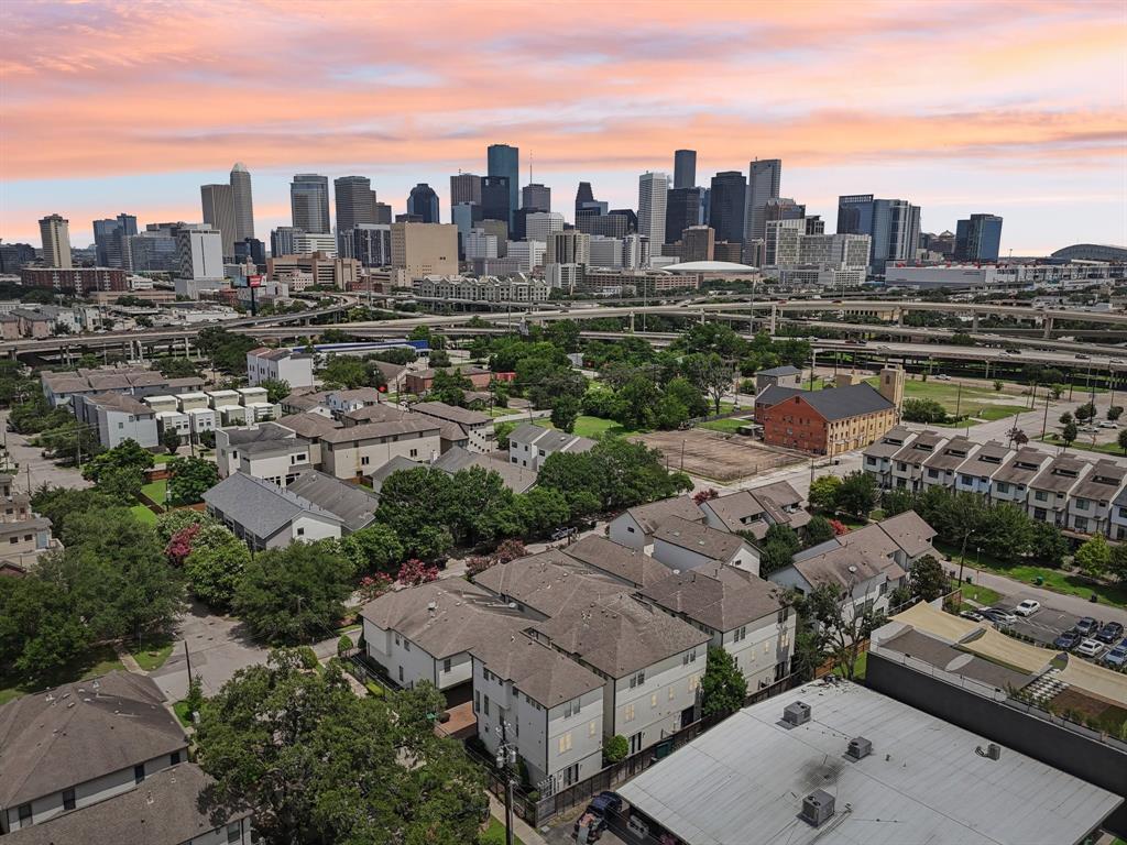 Foto principal - 2209 Bastrop St