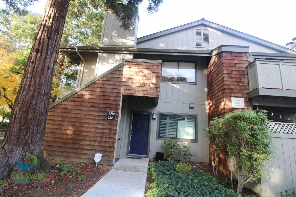 Foto principal - $3,095 Lake View Terrace Upstairs 2 Bed/2 ...