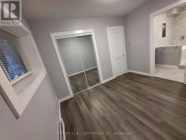 Building Photo - 82 Albert St N