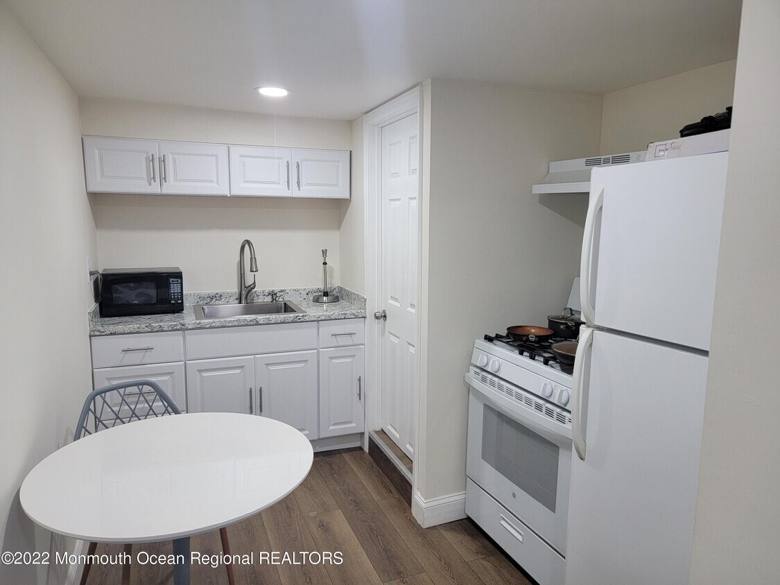 61 Sumner Ave Unit 400 WINTER RENTAL, Seaside Heights, NJ 08751 Room