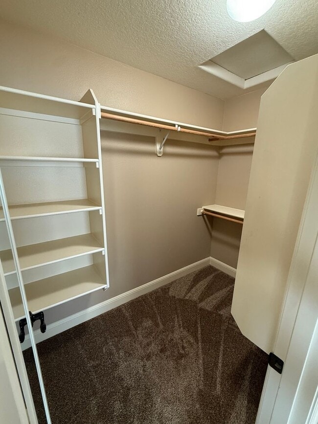 Foto del edificio - Goregous 5 Bedroom Home! Great Location! Vaulted Ceilings! Fenced Yard! 3- Car Garage & More!