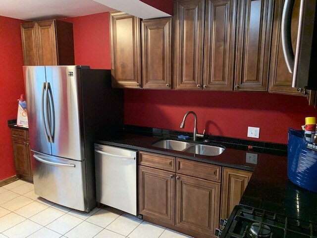 Cocina 2 - 2044 W Birchwood Ave