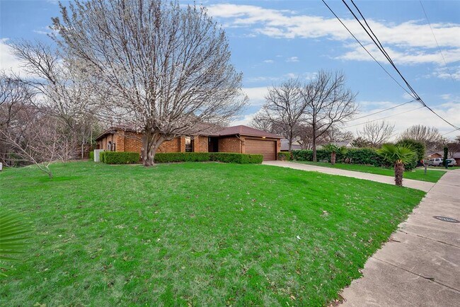 Building Photo - 5028 Hollow Ridge Rd