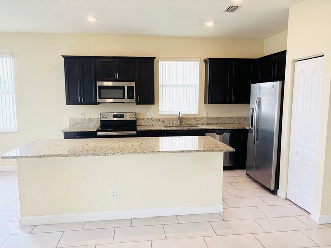 Building Photo - 12512 NW Stanis Ln