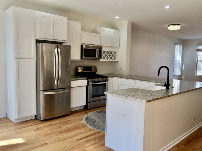 Kitchen - 259 W Goethe St