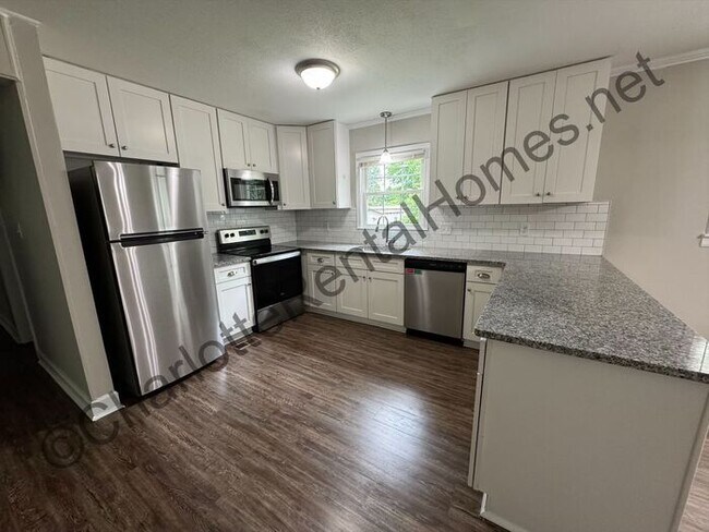 Foto del edificio - Nice brick ranch home with attached garage