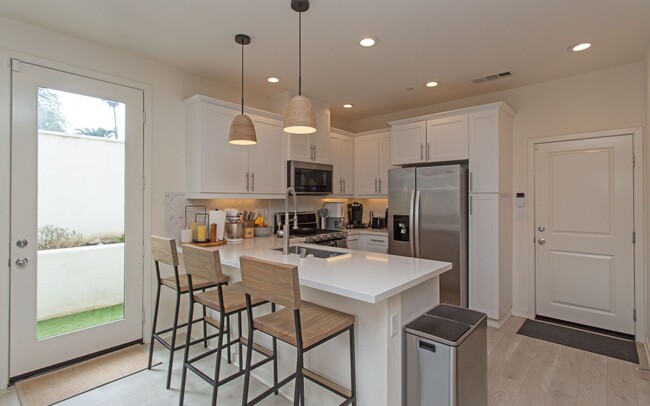 Building Photo - Large Corner-End Townhouse in Oceanside!