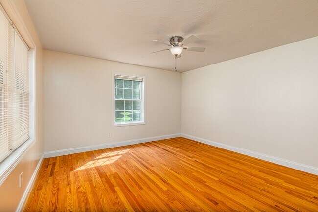 Foto del edificio - 12 Woodbury Ct