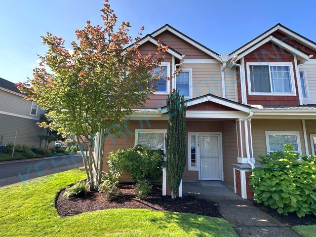 Foto principal - Charming 2-Bed Townhouse Retreat with 2.5 ...