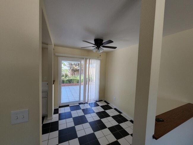 Building Photo - 3 Bedroom 2 Bath Home,