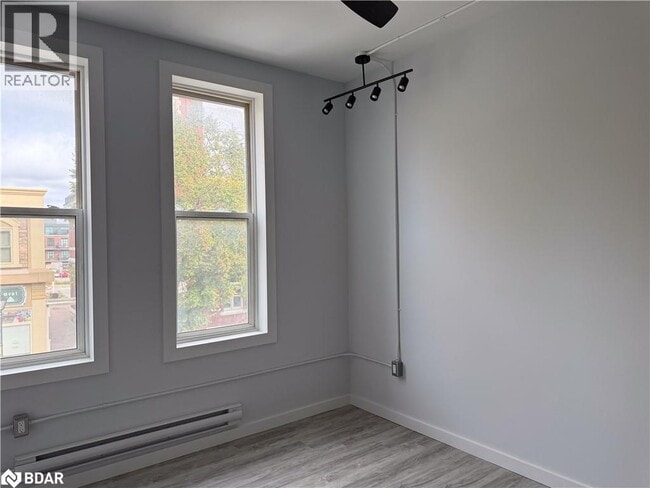 Building Photo - 23 Peter St S