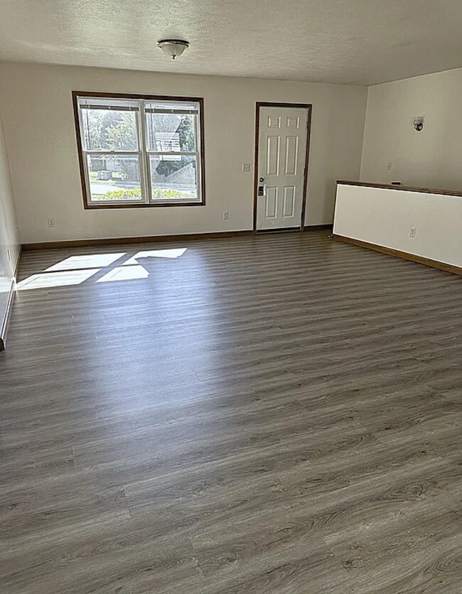 Foto del edificio - 3 Bedroom 1 bathroom with 2-car garage