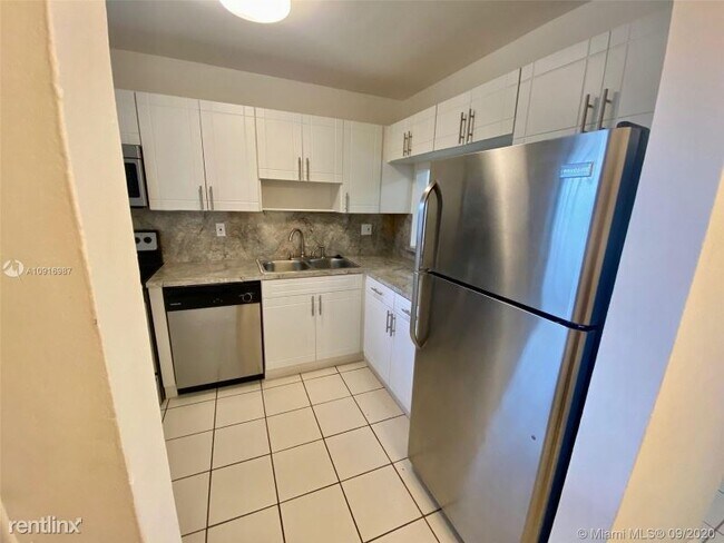 Building Photo - 8885 Fontainebleau Blvd