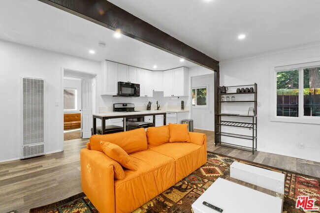 Building Photo - 993 Cameron Dr