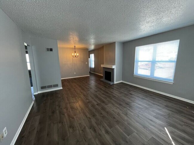 Building Photo - Nice Townhome in Park Hill Schools!