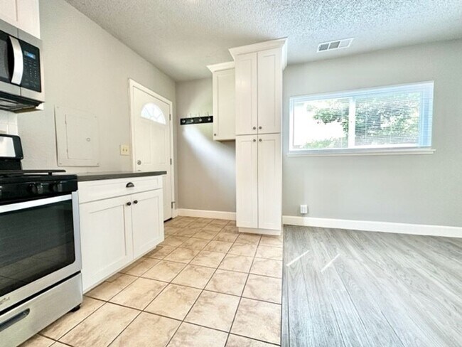 Foto del edificio - **Pre-Leasing for Summer 2026**  New and Improved 3 Bed 2 Bath Home